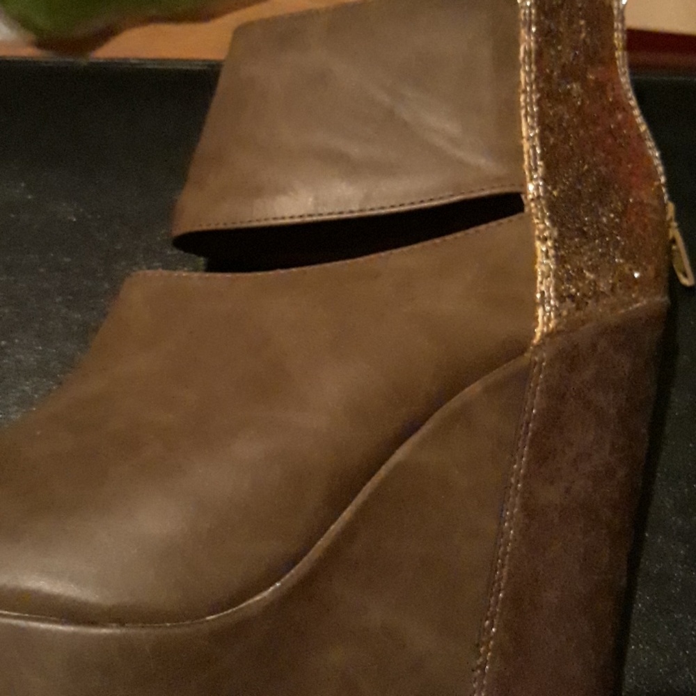 Shoes - Picture 2 of 4